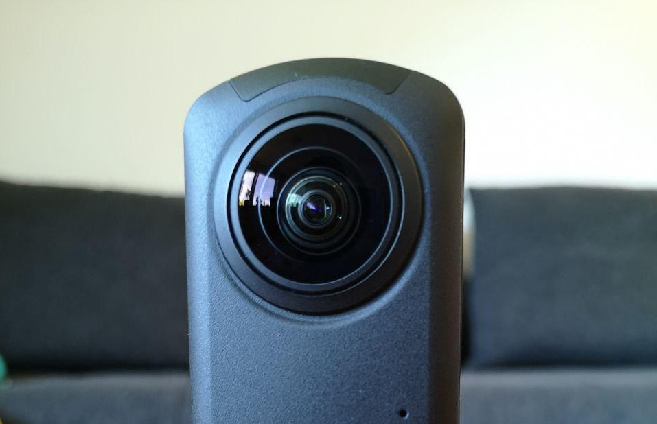 Wir senden Ihnen eine Insta 360 oder Ricoh Theta Leihkamera zu, und Sie erstellen die 360 Grad Fotos selbst.